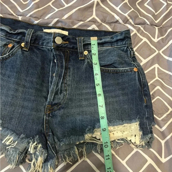 We The Free Free People Daisy Chain Blue Denim Cut-Off Shorts w/ Lace, Size 27 - Picture 5 of 12